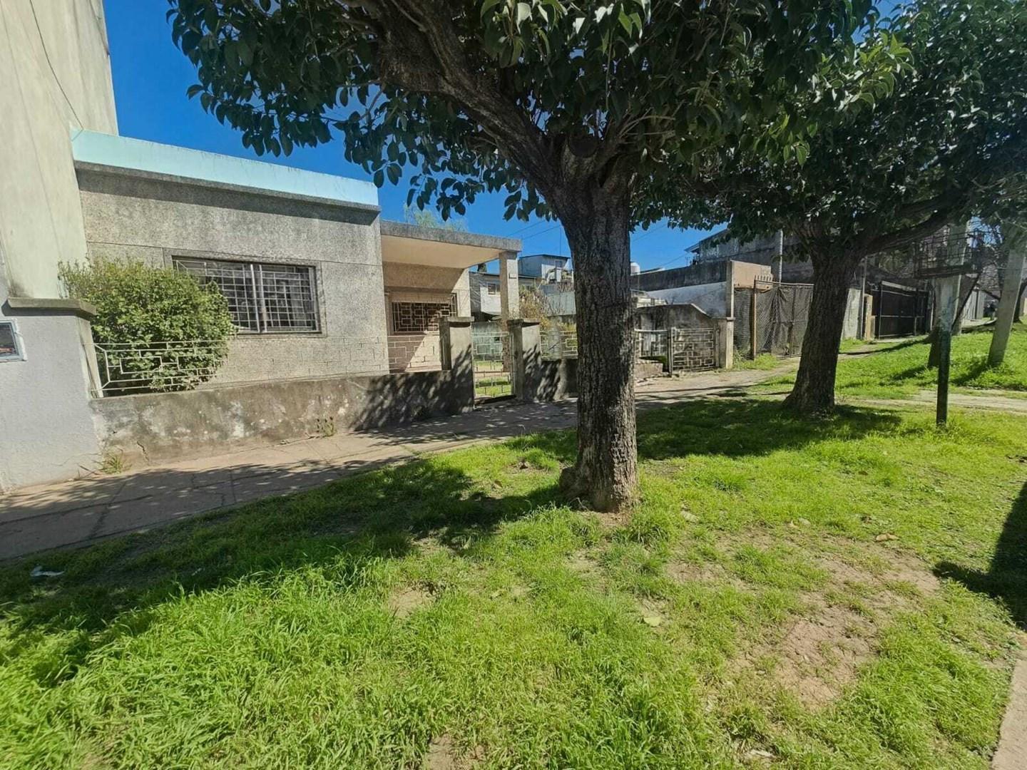 Foto de Casa en lote propio con gran jardin en Hurlingham, imagen 4