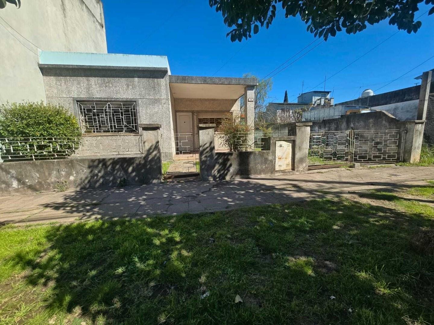 Foto de Casa en lote propio con gran jardin en Hurlingham, imagen 2