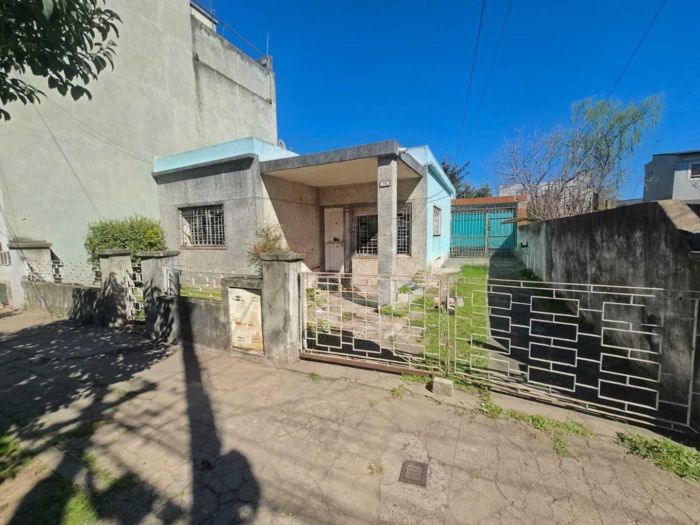 Foto de Casa en lote propio con gran jardin en Hurlingham, imagen 1