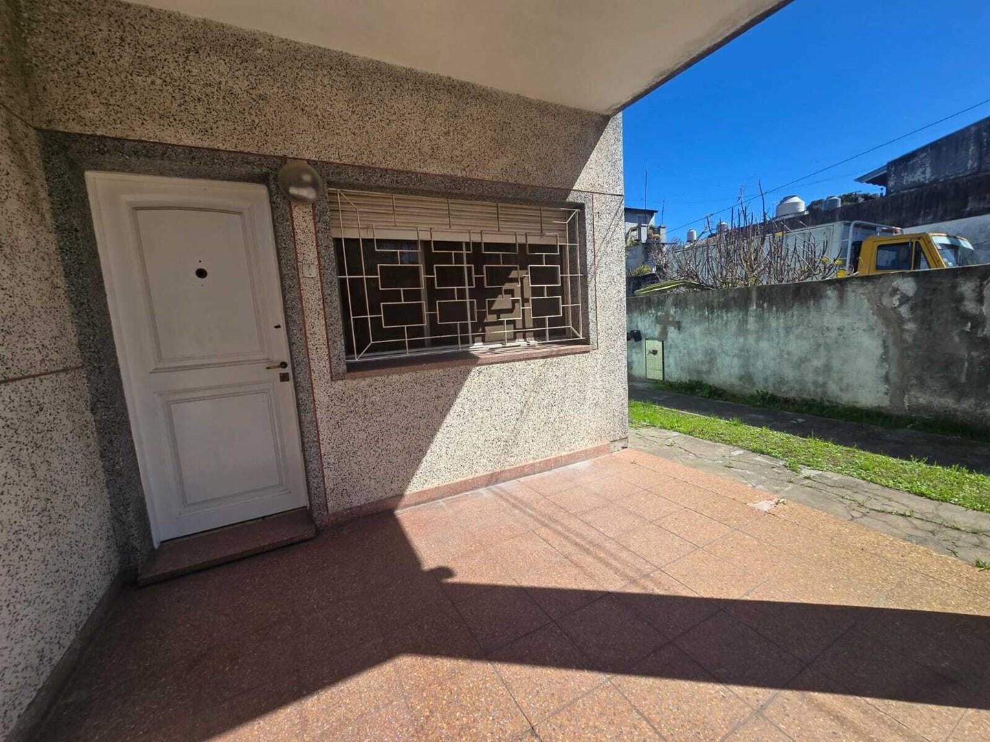 Foto de Casa en lote propio con gran jardin en Hurlingham, imagen 5