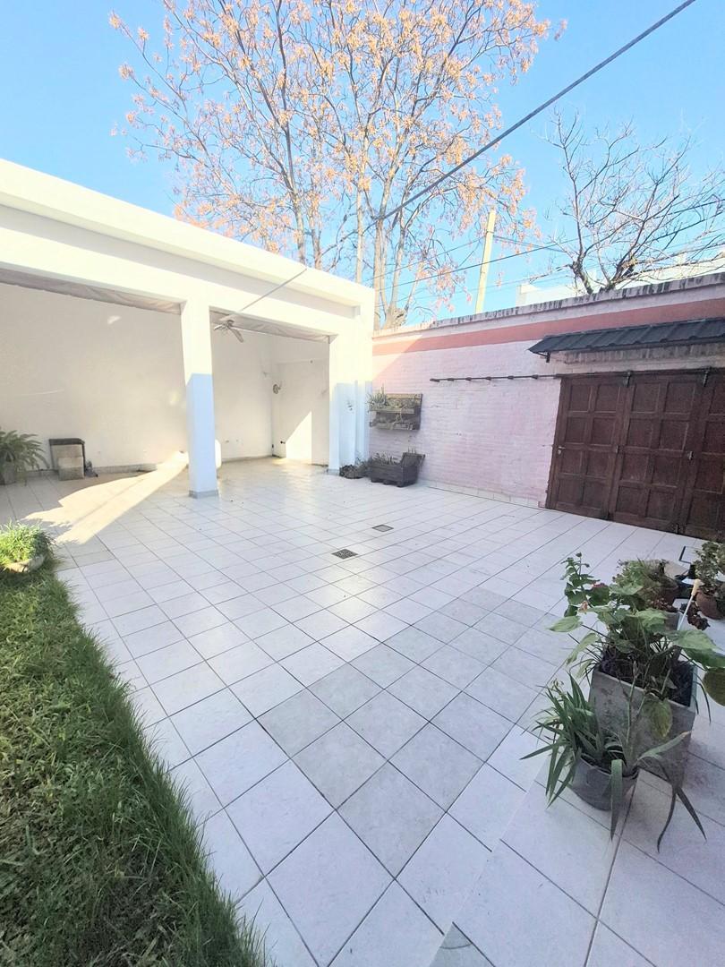 Foto de Casa Chalet en Venta en Caseros, Tres de Febrero, G.B.A. Zona Oeste, imagen 1