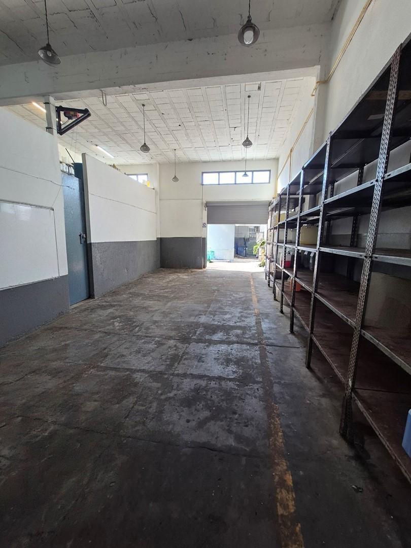 Foto de Depósito en Venta en Caseros, Tres de Febrero, G.B.A. Zona Oeste, imagen 1