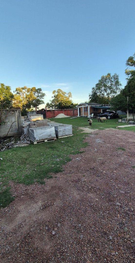 Venta de terreno en Colón con depósitos y casa
