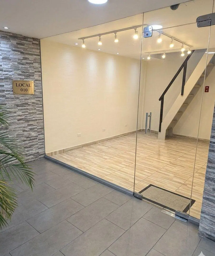 VENTA DE LOCAL COMERCIAL EN GALERIA ROMI CON RENTA 3