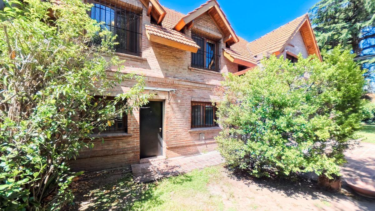 Casa en venta con gran jardín en Lomas de San Isidro