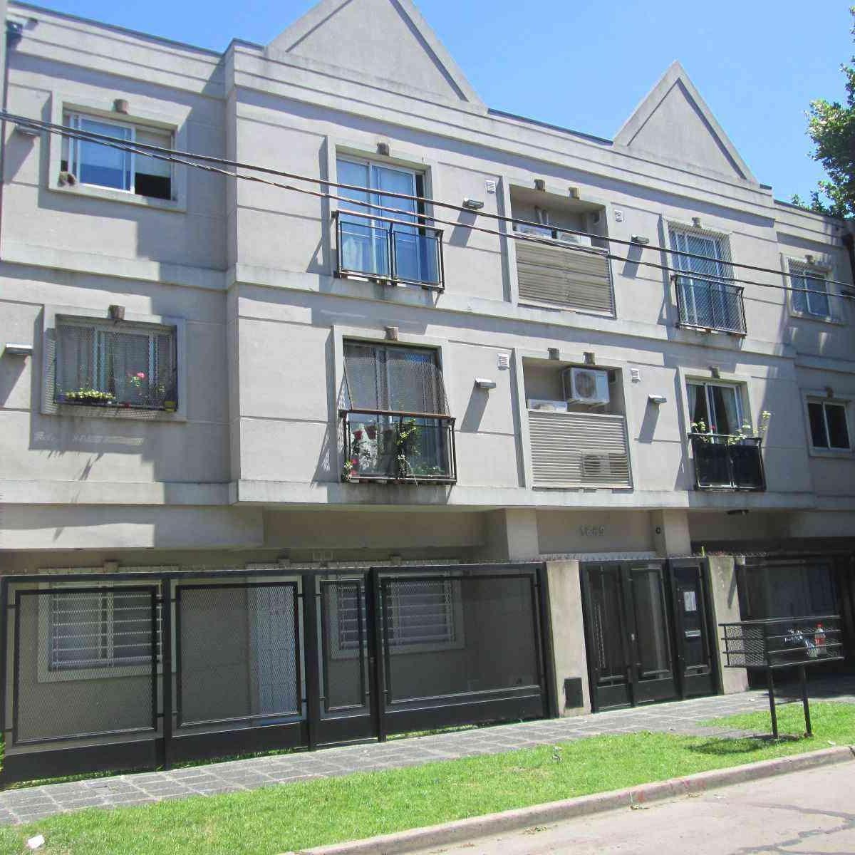 DEPARTAMENTO 2 AMBIENTES 2º PISO POR ESCALERA