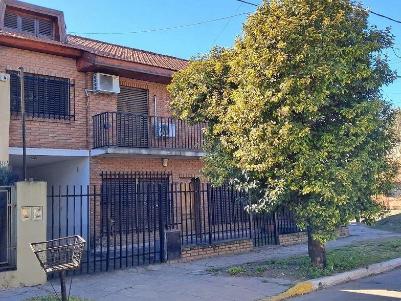 ALQUILER CASA EN VILLA LUZURIAGA CON COCHERA