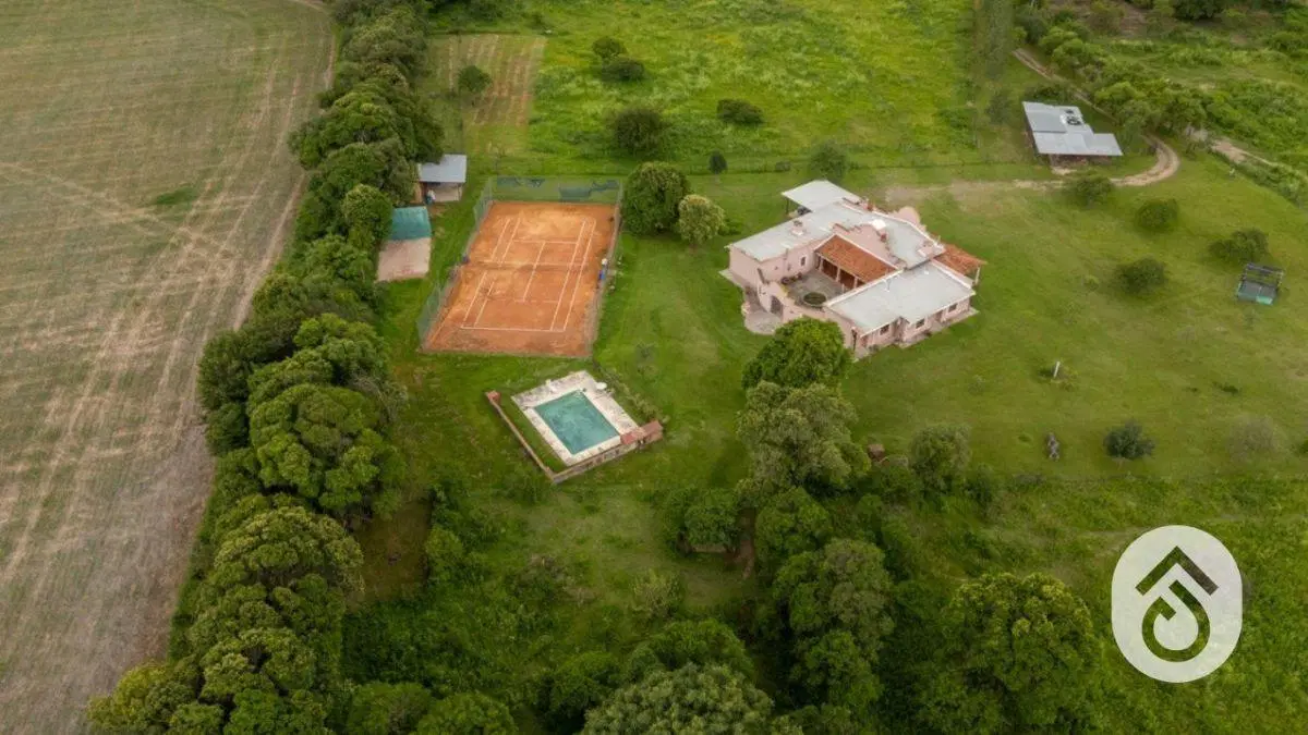 Casa en venta c/ cochera en Campo Quijano 2