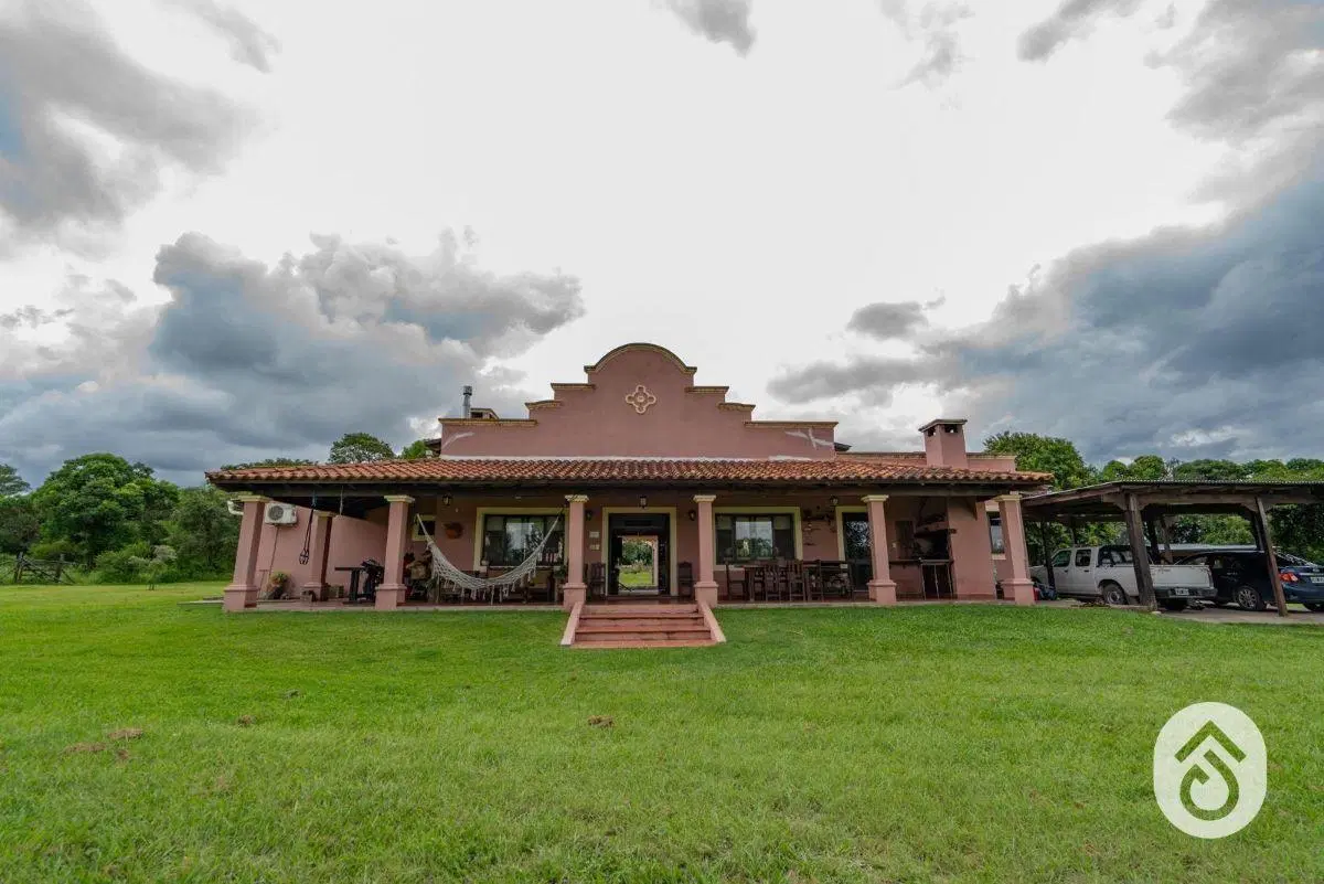 Casa en venta c/ cochera en Campo Quijano 4