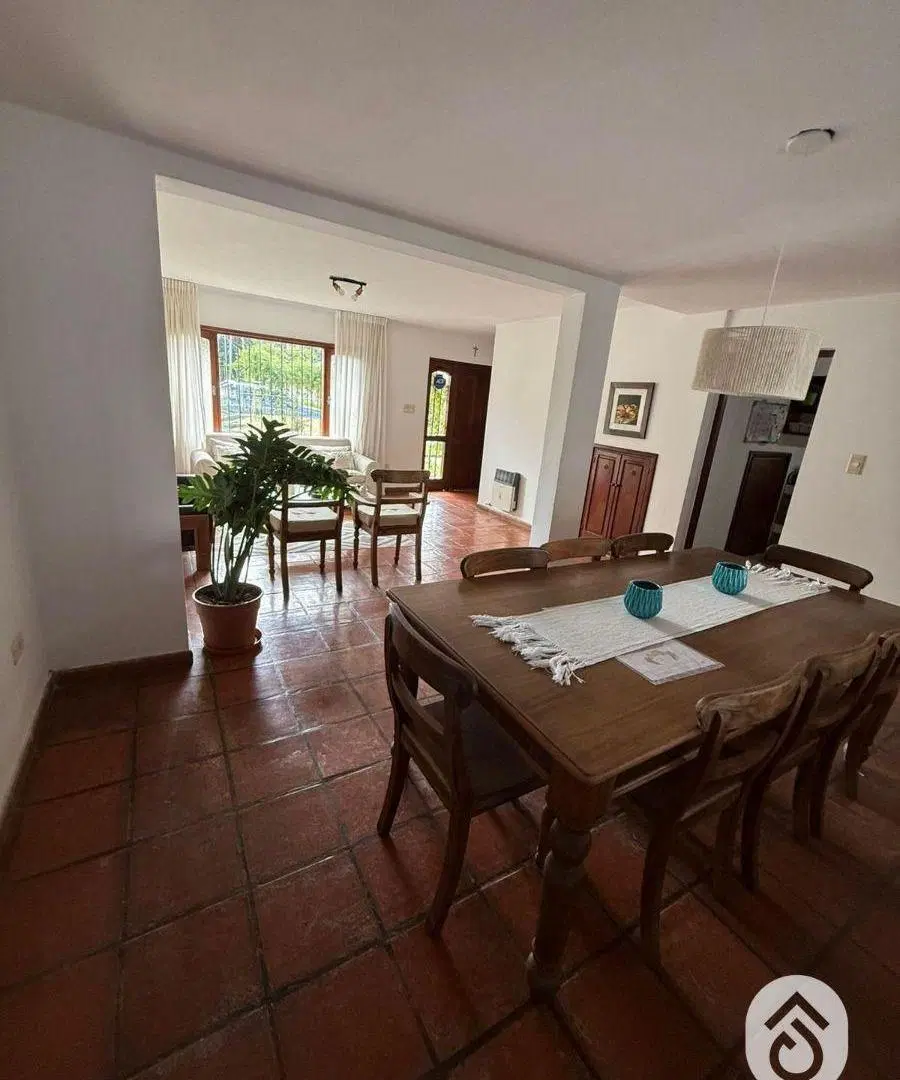 Casa en alquiler c/ cochera en Grand Bourg 5