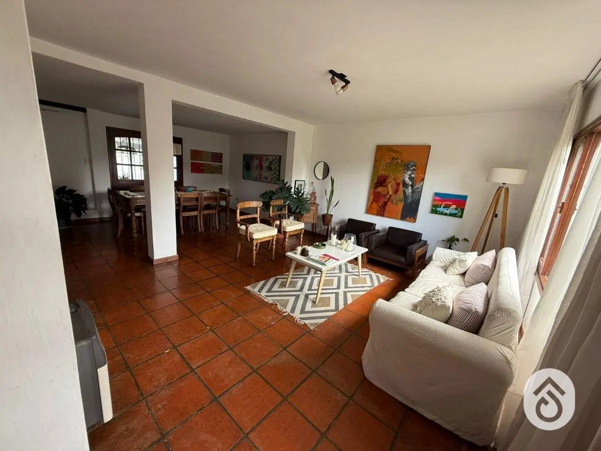 Casa en alquiler c/ cochera en Grand Bourg 3