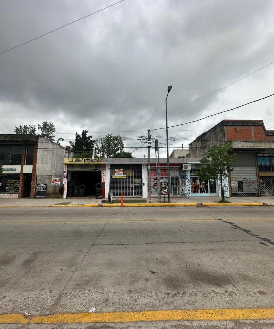 4 Locales sobre 1000 m2 (Av Bartolome Mitre)