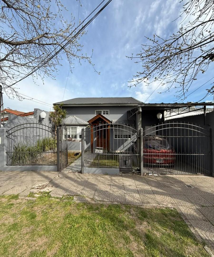 Foto de Casa en venta con departamento. Lote 358 m2, imagen 1