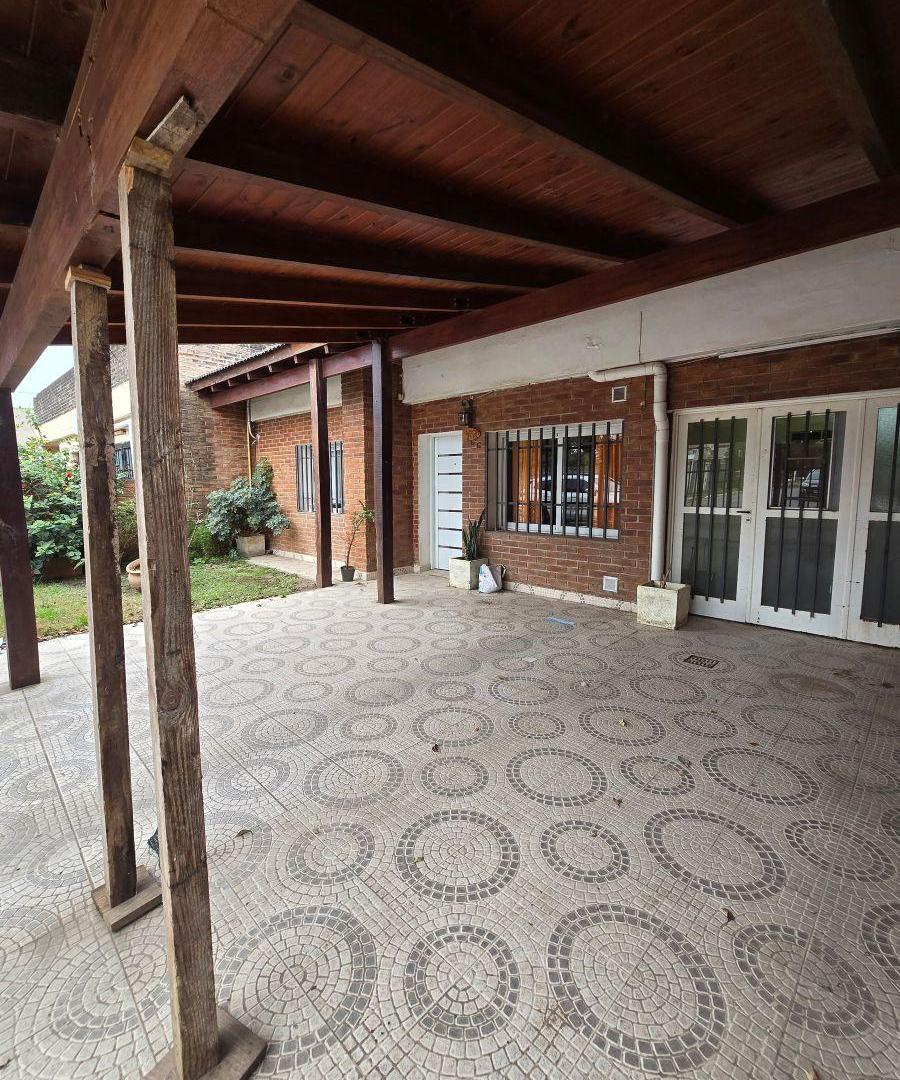 Foto de Venta Casa A Refaccionar 3 Dorm. Patio Y Cochera Bo Los Sauces Zona Sur, imagen 2