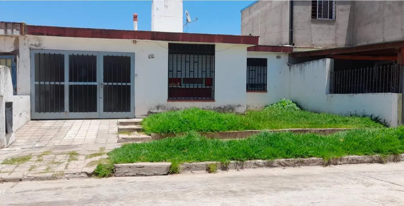 VENTA CASA 3 DORMITORIOS BARRIO LOS GRANADOS APTA CREDITO 2