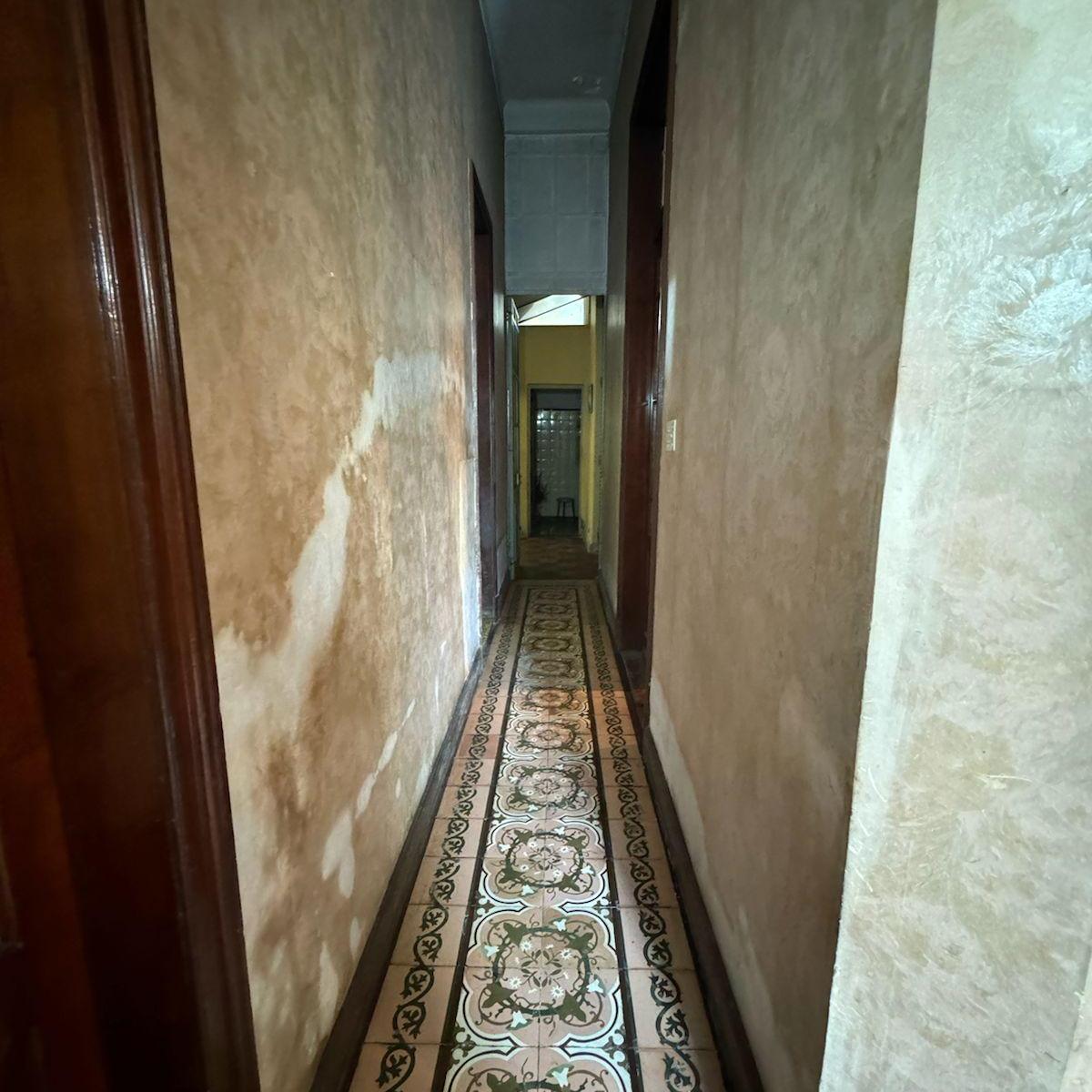 Casa Estilo Francés en Venta - Ideal Para Consultorios o Instituto Educacional 2