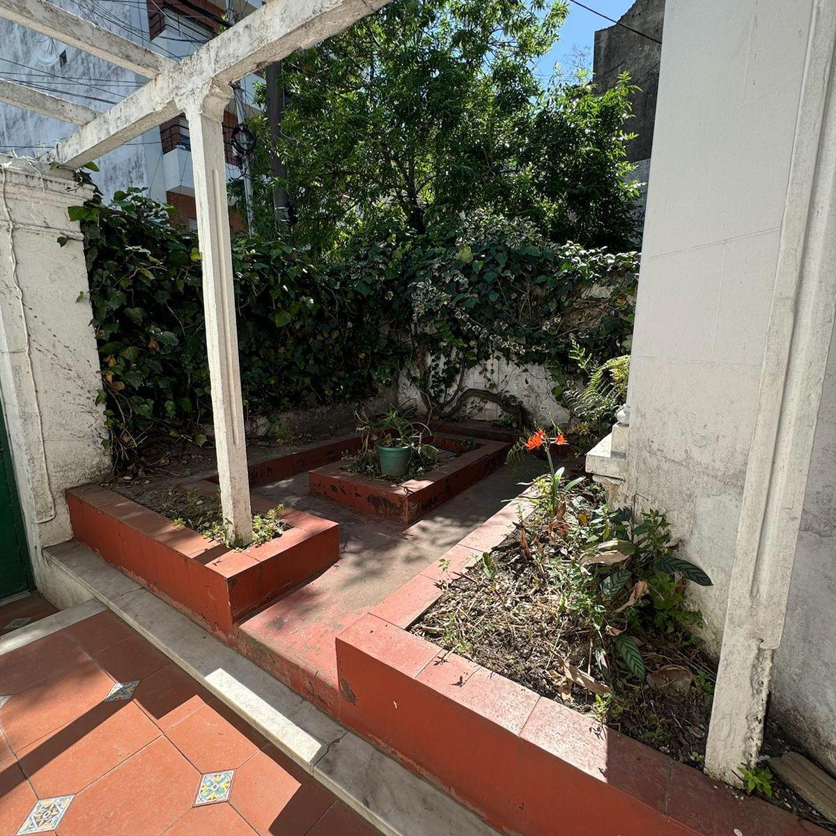 Casa Estilo Francés en Venta - Ideal Para Consultorios o Instituto Educacional 1