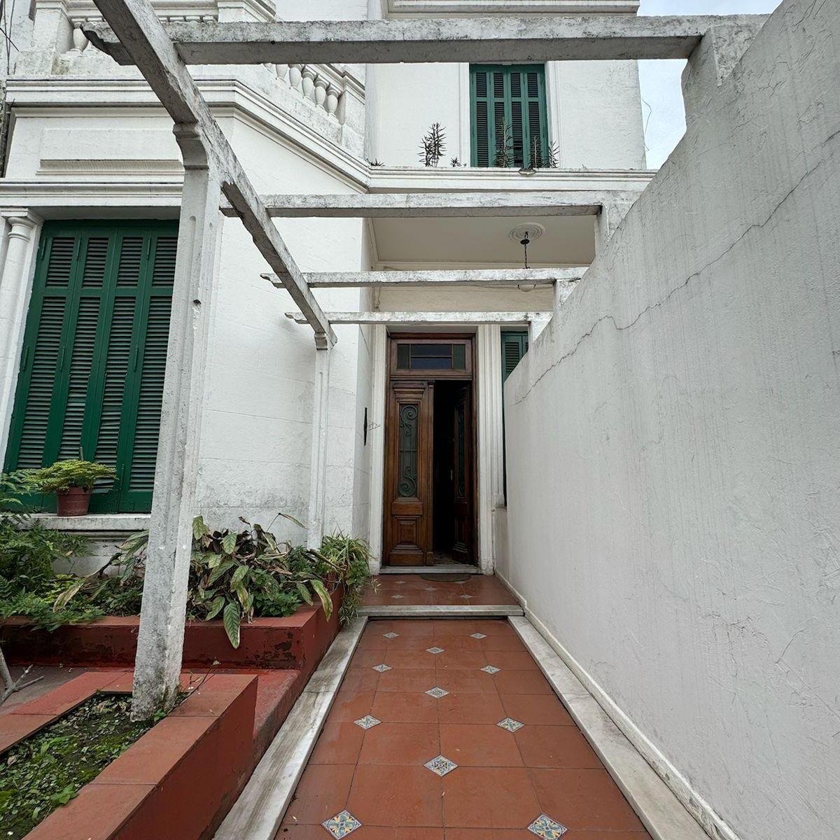 Casa Estilo Francés en Venta - Ideal Para Consultorios o Instituto Educacional 5