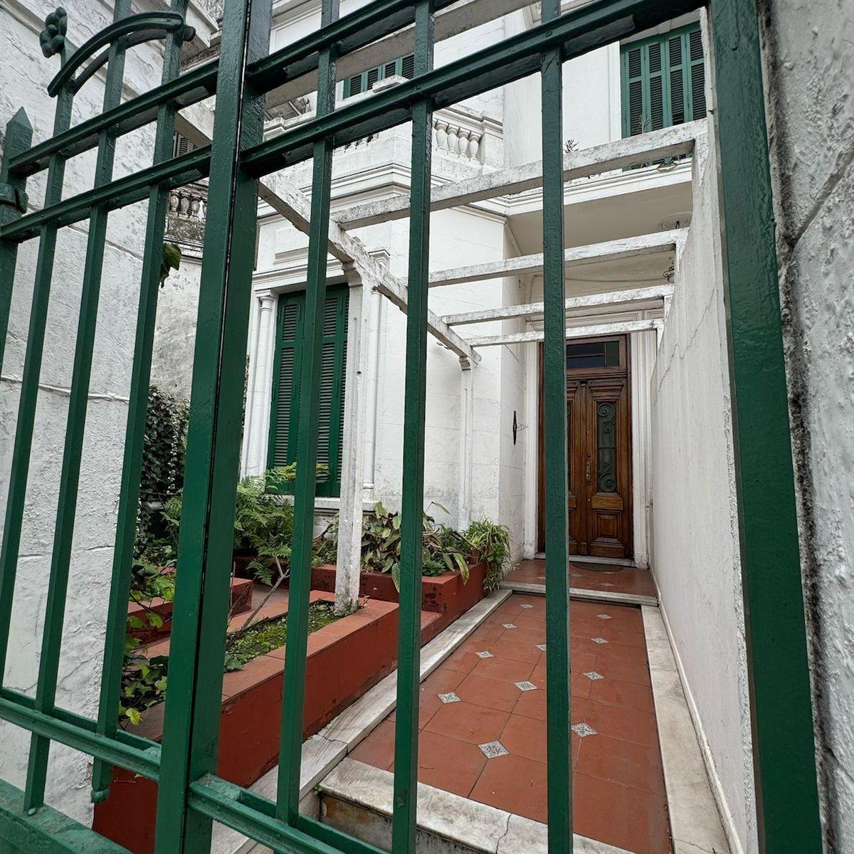 Casa Estilo Francés en Venta - Ideal Para Consultorios o Instituto Educacional 3