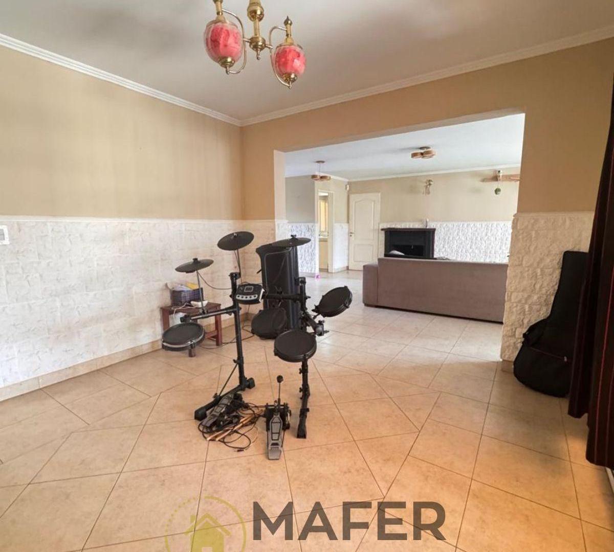 Foto de CASA DE 4 DORMITORIOS CON GRAN PARQUE, PILETA Y QUINCHO, imagen 5