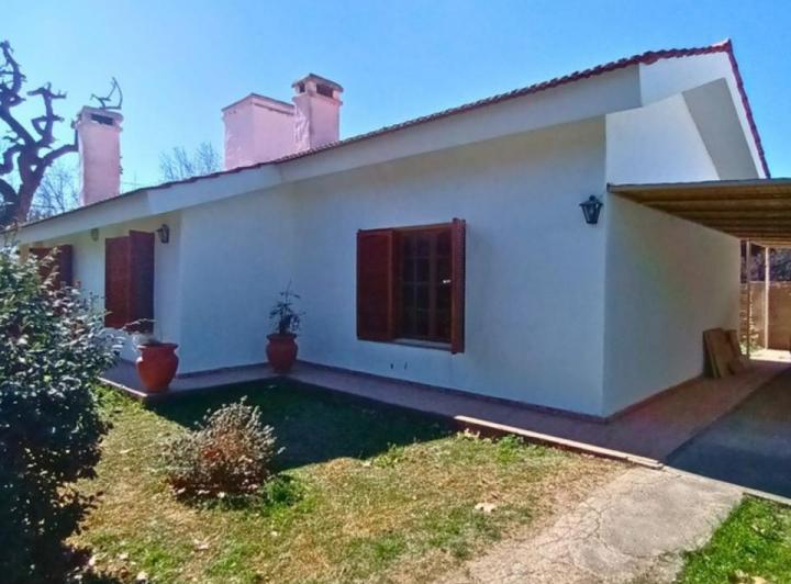 Alquiler Anual Casa 3 dormitorios 2 baños cocheras Playas de Oro Carlos Paz 1