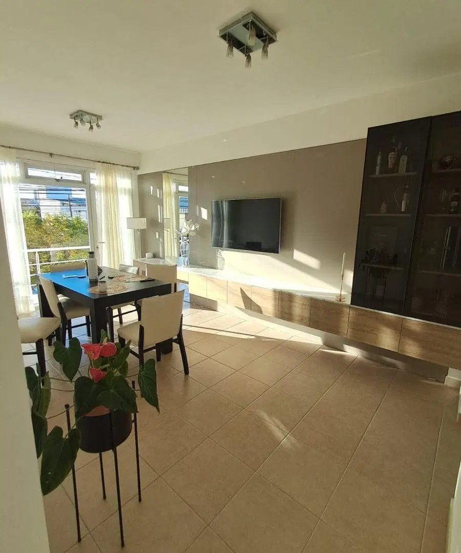 Departamento de 2 ambientes con 2 balcones y cochera . a metros del mar 4