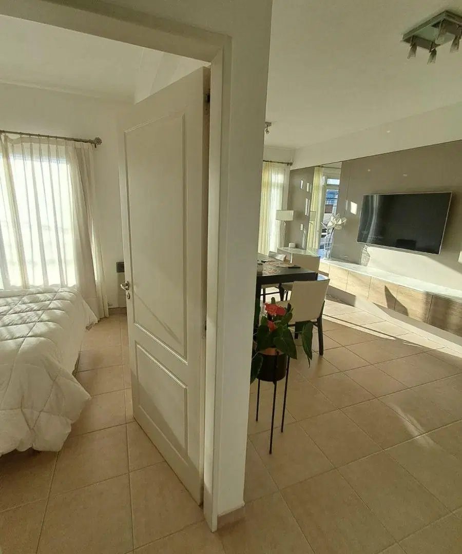 Departamento de 2 ambientes con 2 balcones y cochera . a metros del mar 3