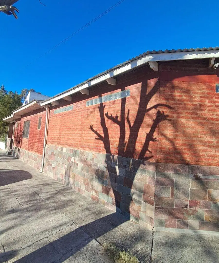 CASA EN ESQUINA CON QUINCHO Y GARAGE. 3 DORMITORIOS 5
