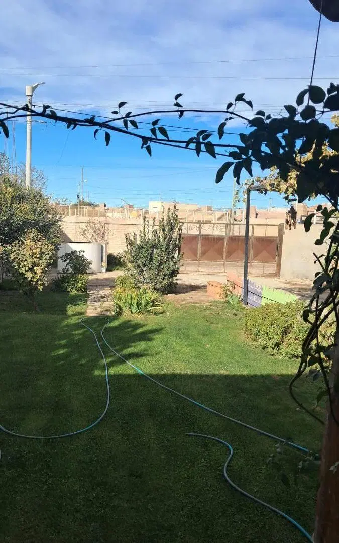 CASA CON SALIDA A DOS CALLES, CON 5 DORMITORIOS, QUINCHO- BARRIO SARMIENTO 3