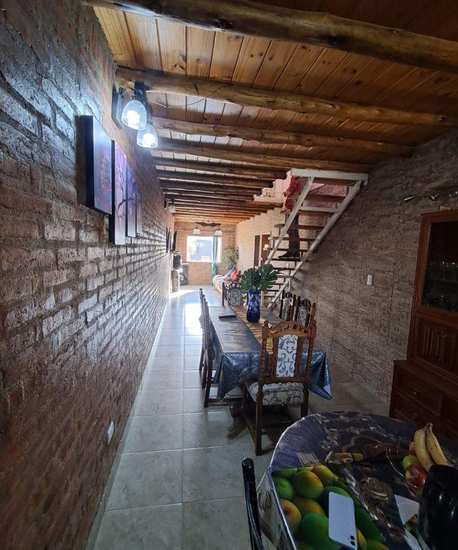 Foto de CASA CON SALIDA A DOS CALLES, CON 5 DORMITORIOS, QUINCHO- BARRIO, imagen 2