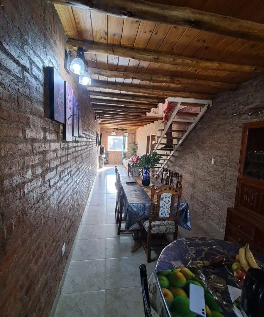 CASA CON SALIDA A DOS CALLES, CON 5 DORMITORIOS, QUINCHO- BARRIO SARMIENTO 2