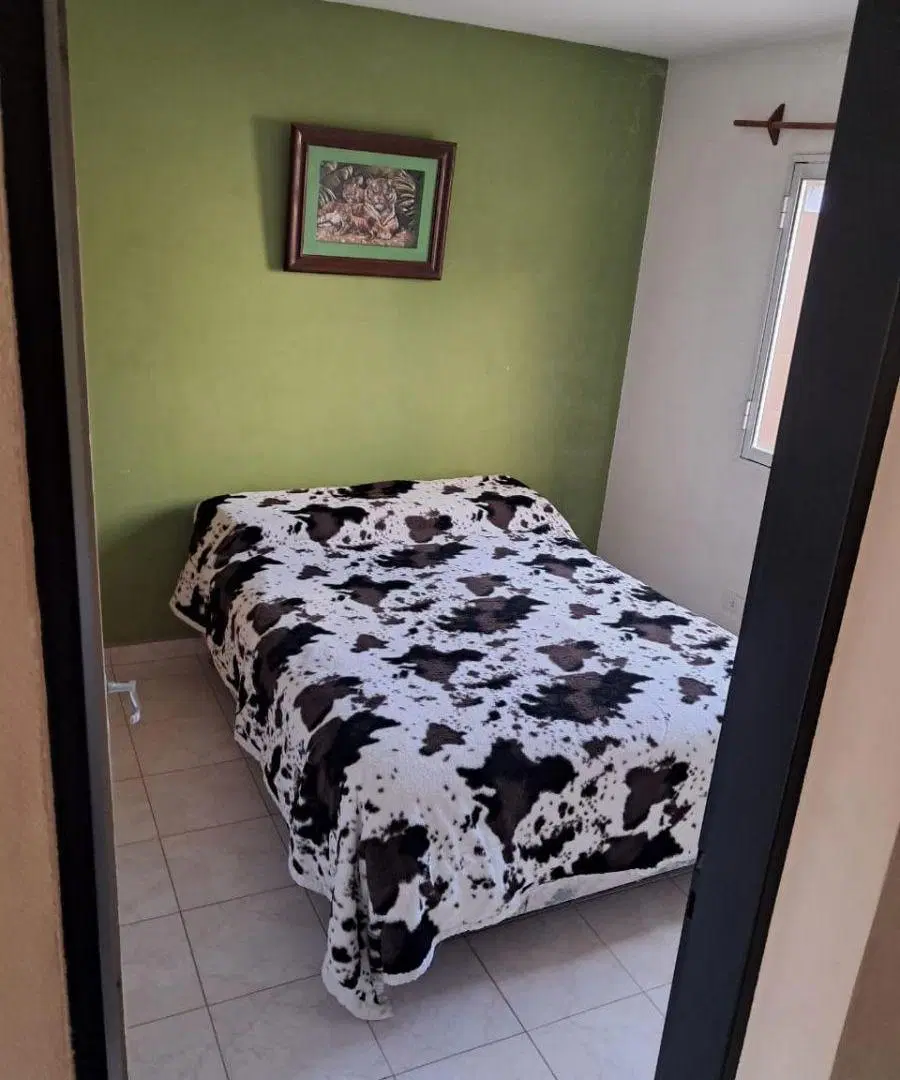 CASA CON SALIDA A DOS CALLES, CON 5 DORMITORIOS, QUINCHO- BARRIO SARMIENTO 4