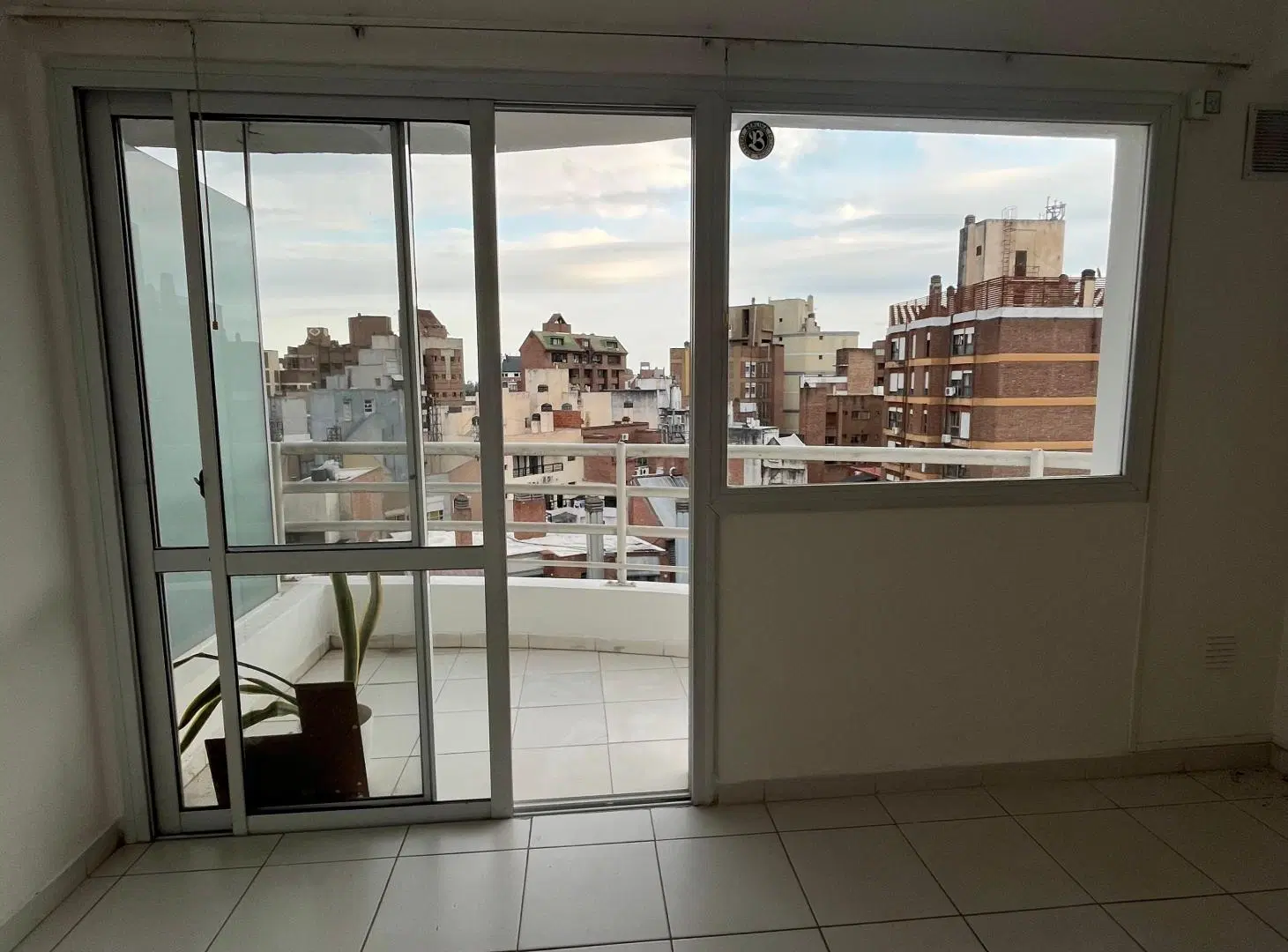 un dormitorio con balcón en Nueva Córdoba 1