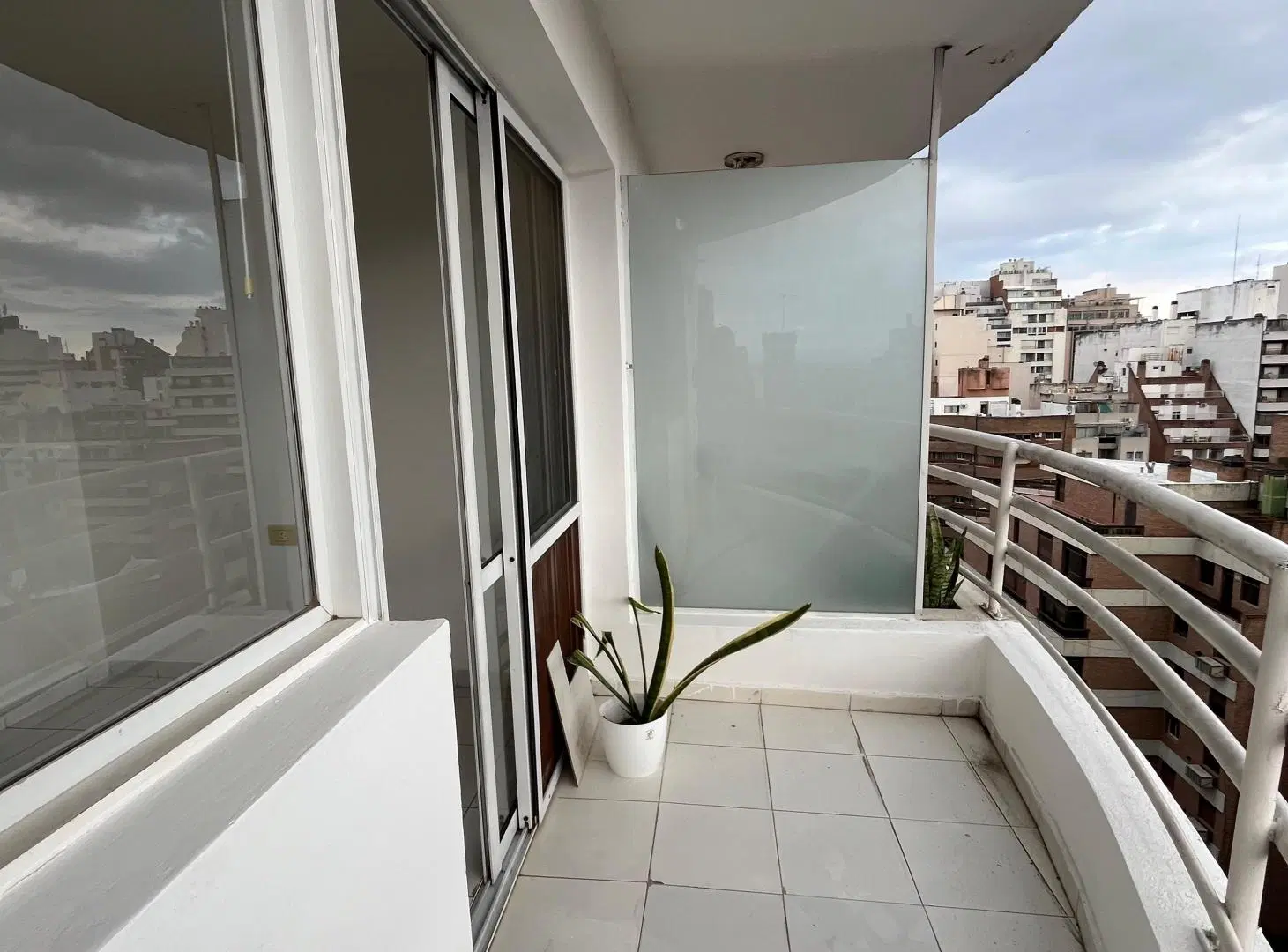 un dormitorio con balcón en Nueva Córdoba 2