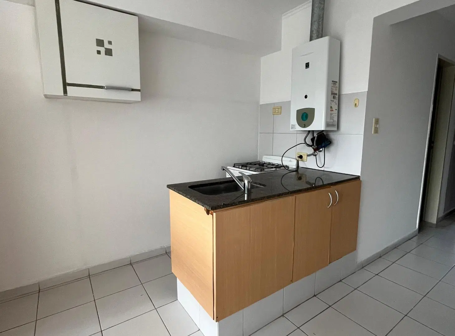 un dormitorio con balcón en Nueva Córdoba 5