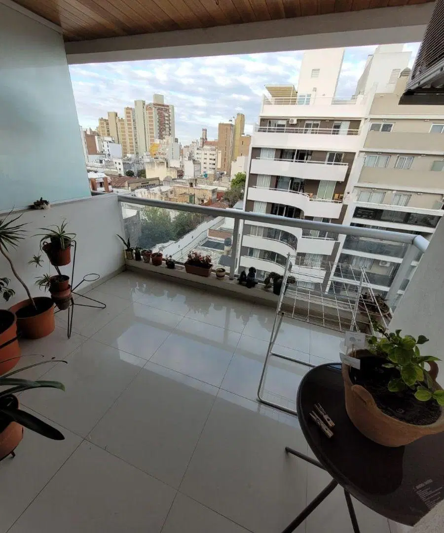 un dormitorio con balcon zona centro 5