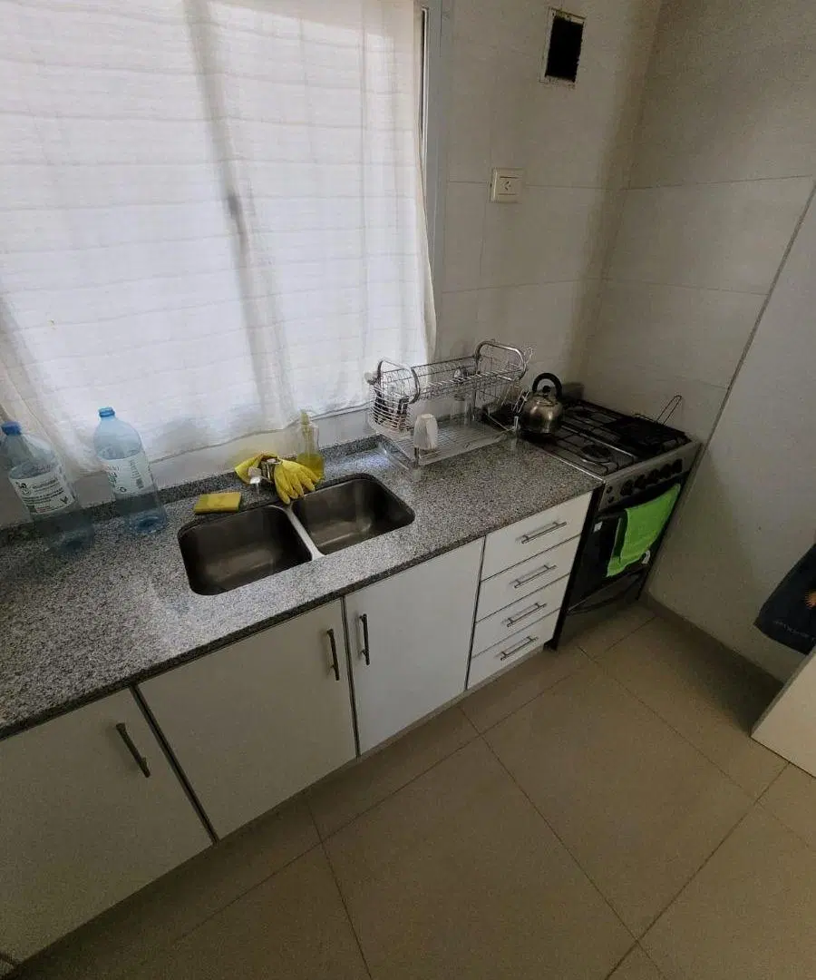 un dormitorio con balcon zona centro 3
