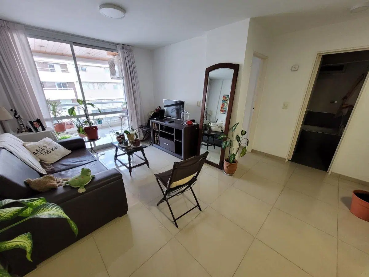 un dormitorio con balcon zona centro 4