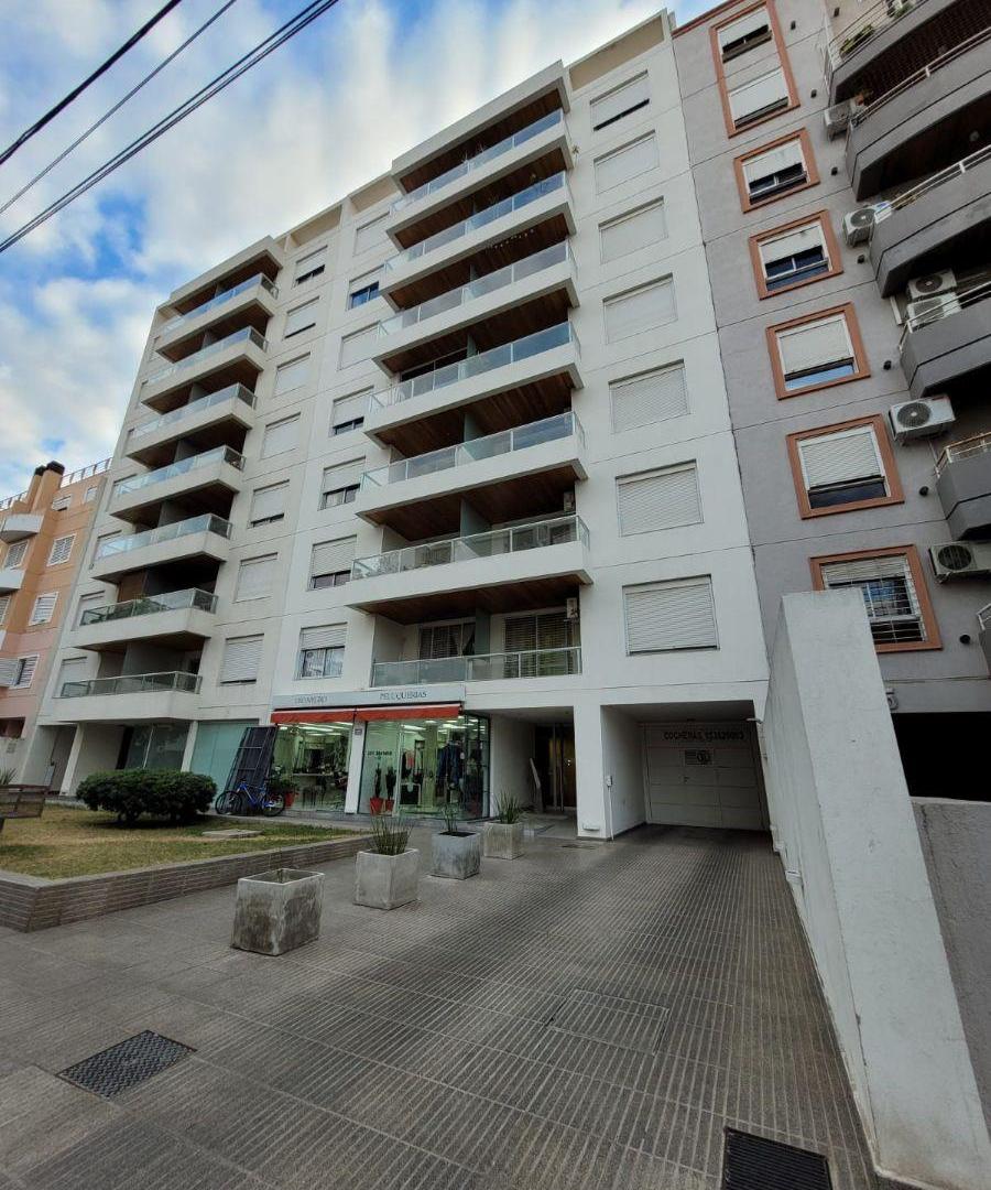 un dormitorio con balcon zona centro