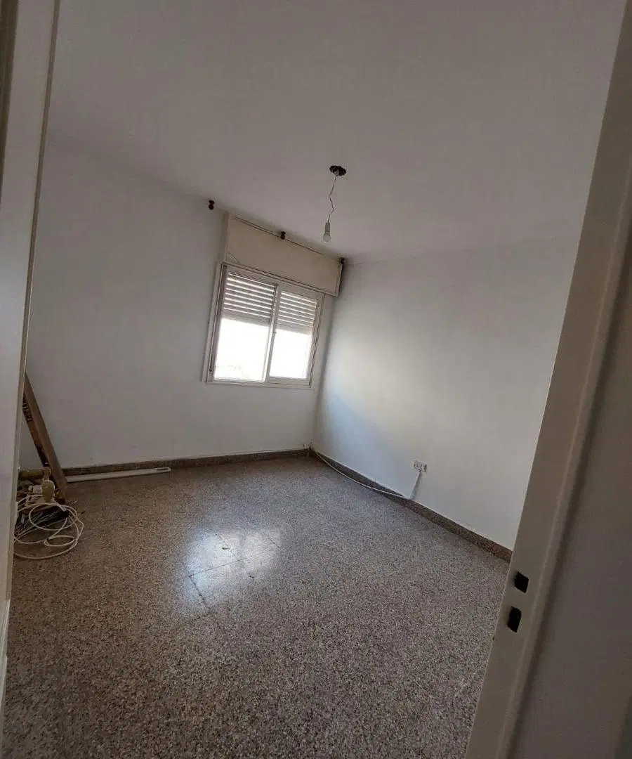 En alquiler casa de tres dormitorios con patio en Poeta Lugones 1
