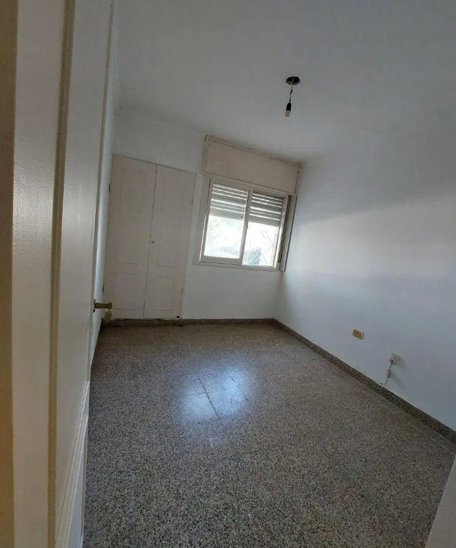 En alquiler casa de tres dormitorios con patio en Poeta Lugones 3