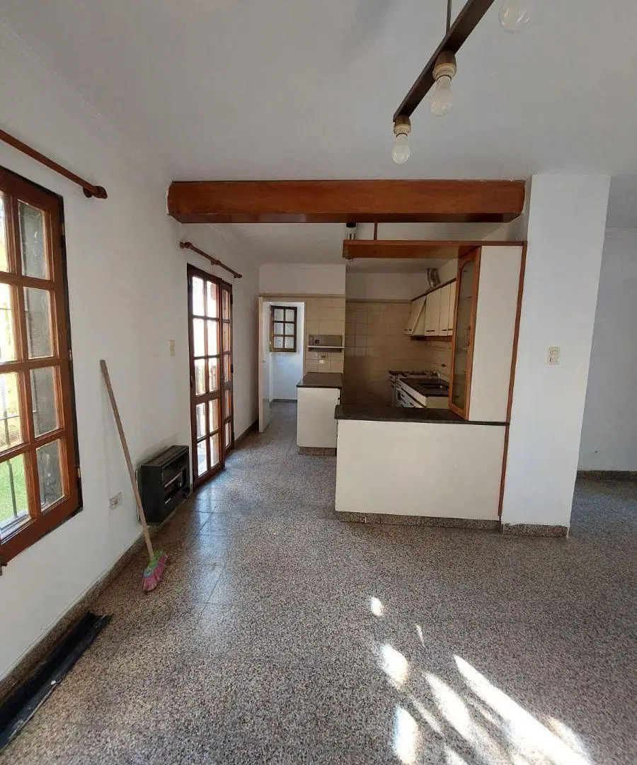 En alquiler casa de tres dormitorios con patio en Poeta Lugones 5