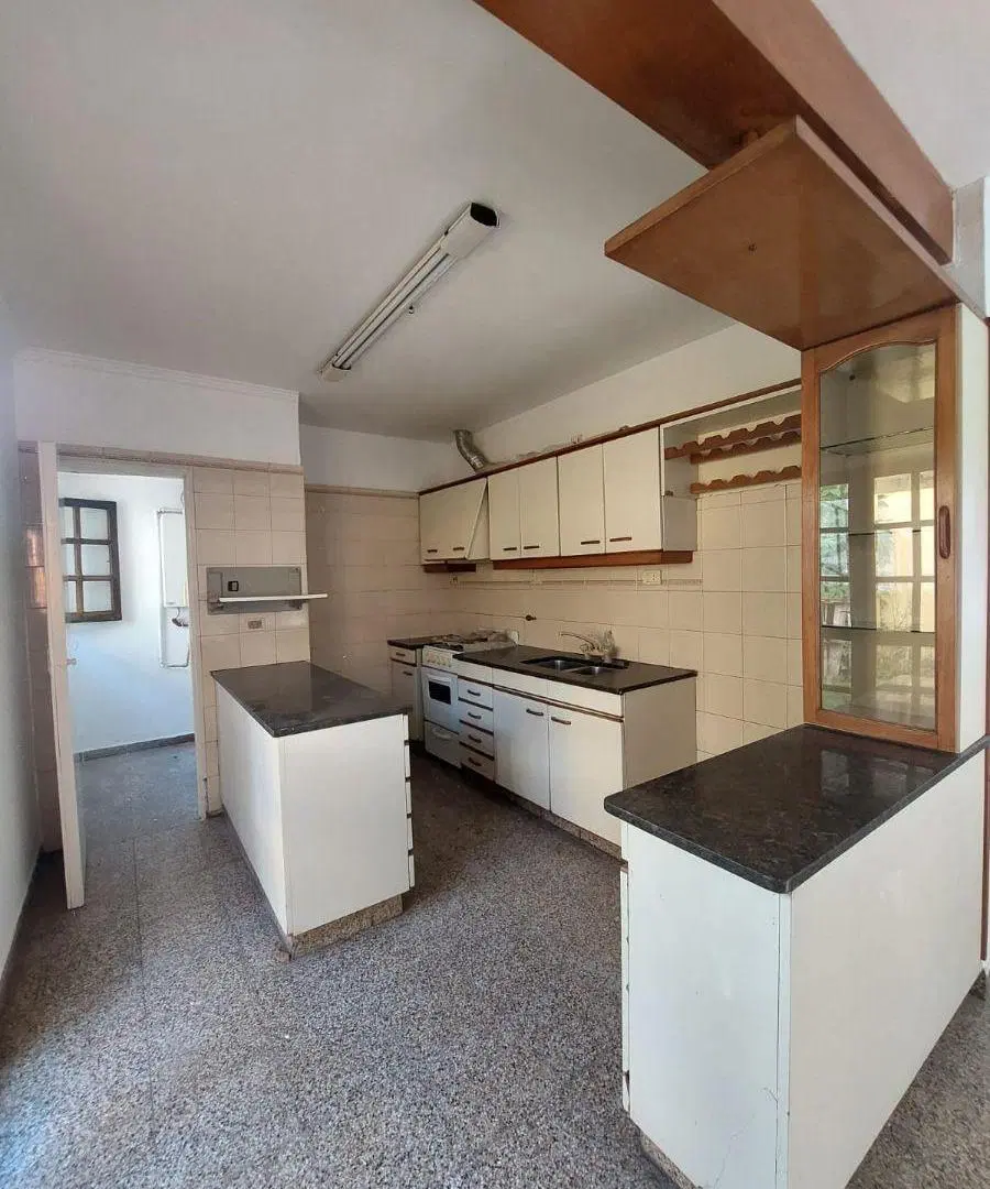 En alquiler casa de tres dormitorios con patio en Poeta Lugones 8
