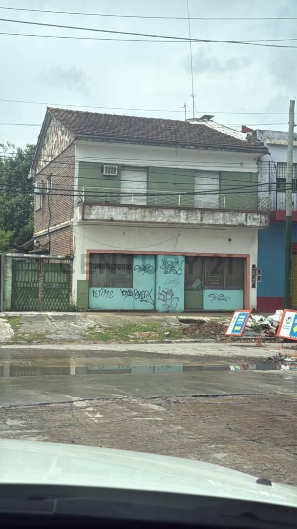 Venta de Locales Comerciales con Departamento de 3 Amb. 1