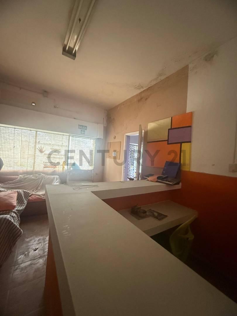 Venta de Locales Comerciales con Departamento de 3 Amb. 5