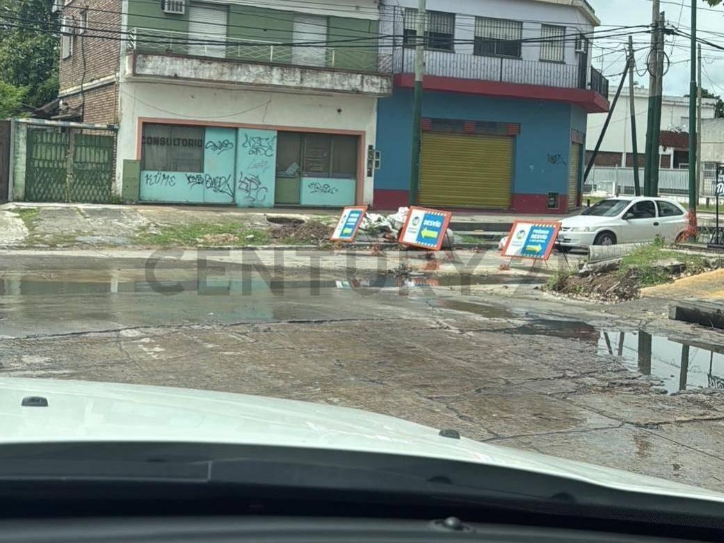 Venta de Locales Comerciales con Departamento de 3 Amb. 4