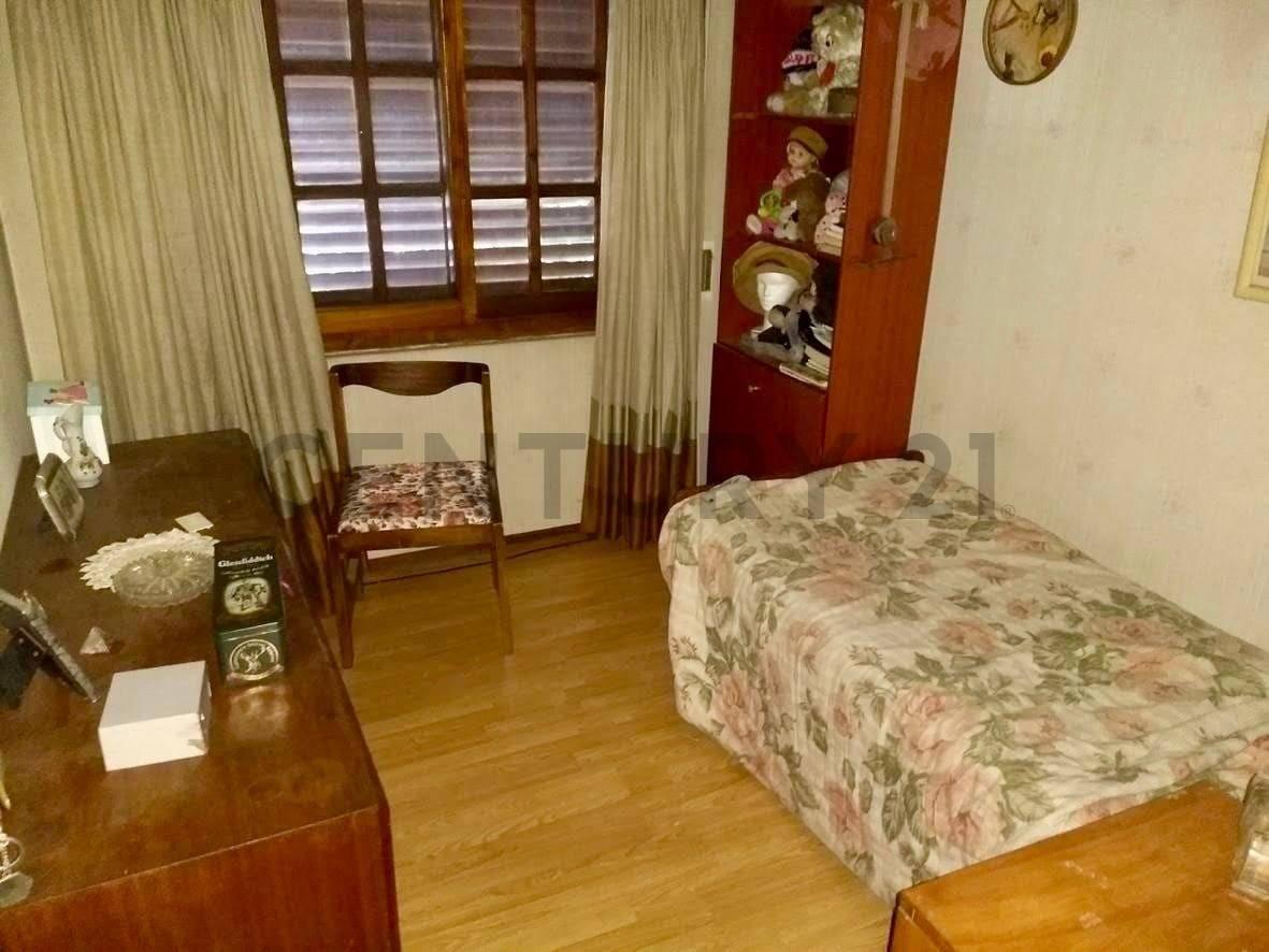Foto de VENTA DE CASA 6 AMBIENTES con pileta y gran quincho para el disfrute!, imagen 3