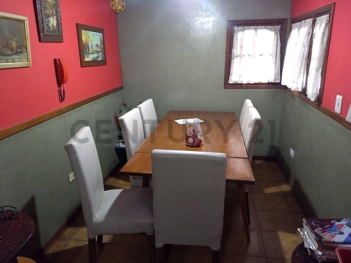 Foto de VENTA DE CASA 6 AMBIENTES con pileta y gran quincho para el disfrute!, imagen 5