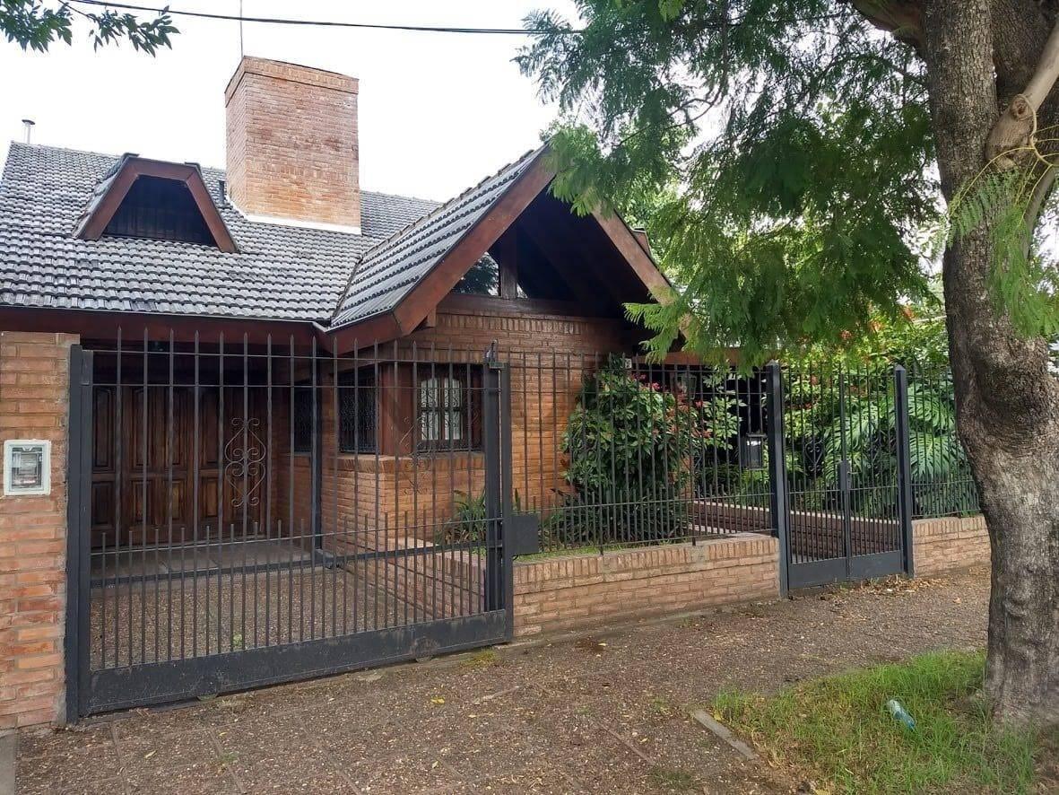 Foto de VENTA DE CASA 6 AMBIENTES con pileta y gran quincho para el disfrute!, imagen 1