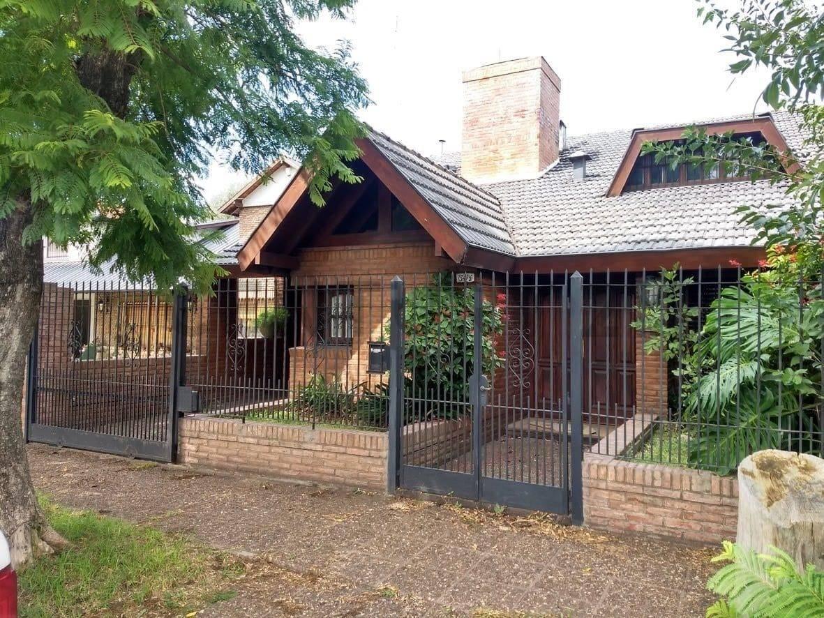 Foto de VENTA DE CASA 6 AMBIENTES con pileta y gran quincho para el disfrute!, imagen 2